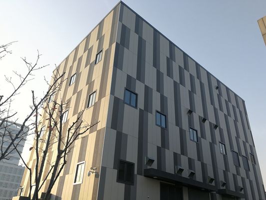 Painel de metal de parede de cortina de borda abobadada para aplicações de baixa manutenção e ignífugas