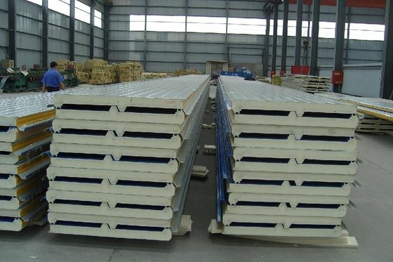 Painéis de telhado de PU para excelente isolamento térmico e proteção à prova de água