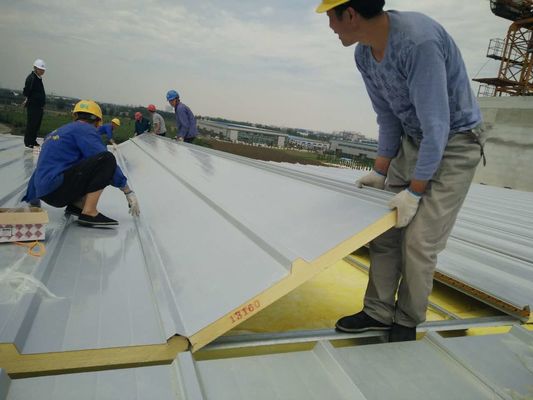 Painel de telhado de sanduíche de lã de vidro PU de 100 mm com comprimento e estrutura personalizáveis