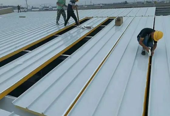 50-200mm PU Glass Wool Sandwich Roof Panel Impermeável Com Peso Personalizável