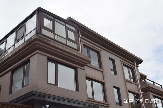 Painel de telhado de PU isolado por calor personalizável para edifícios industriais residenciais