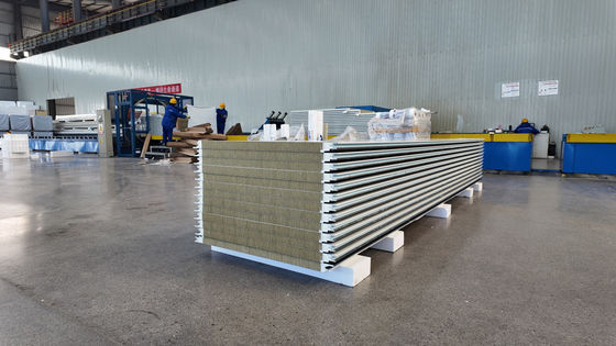 Painel de sanduíche de PU de 75 mm com propriedades de isolamento de lã de rocha
