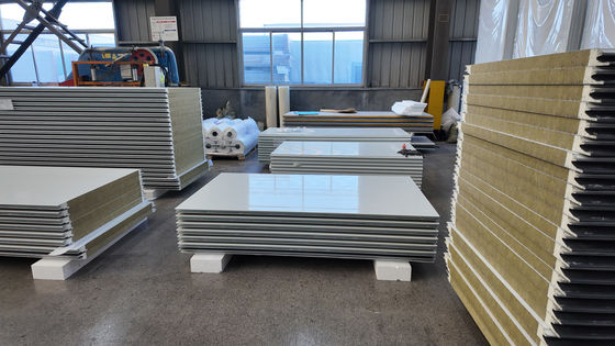 Painel Sanduíche PU de Alta Resistência com Estanqueidade/Impermeabilidade e Isolamento Térmico Superior