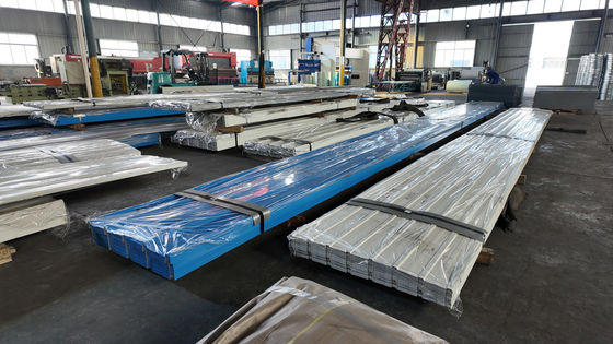 Painéis de metal prensados de alta flexibilidade de superfície para facilitar o processo de instalação