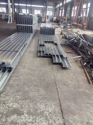 Construção de metal galvanizado mergulhado a quente com revestimento de 40-275g Zn e comprimento personalizado para moldura estrutural