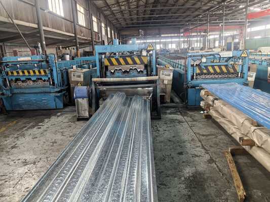 Decking Metálico Corrugado de Comprimento Personalizável Até 6000mm com Alta Resistência à Corrosão e Resistência ao Fogo Classe A