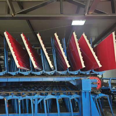 Painéis decorativos à prova de fogo do tipo sanduíche de pu Painéis exteriores de revestimento de telhado de metal Painéis sanduíche de grande parede